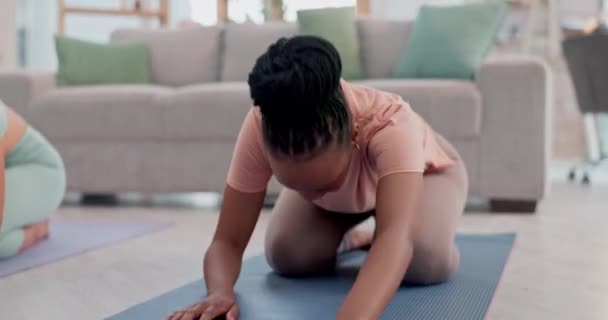 Yoga Ejercicio Mujer Negra Estirándose Casa Con Las Manos Oración — Vídeo de stock