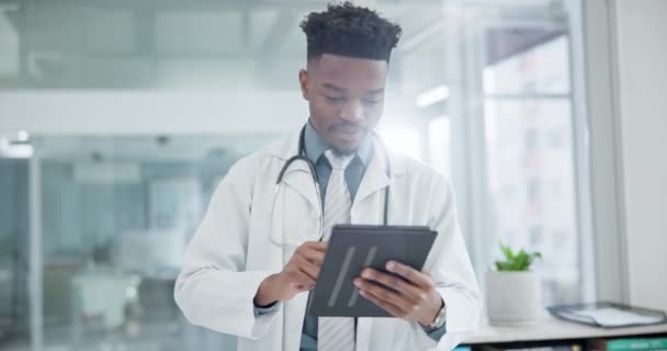 Médico Tableta Hombre Negro Médico Hospital Para Investigación Salud Tratamiento — Vídeo de stock