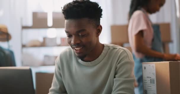 Homem Negro Pequeno Negócio Laptop Digitação Comércio Eletrônico Empreendedor Proprietário — Vídeo de Stock