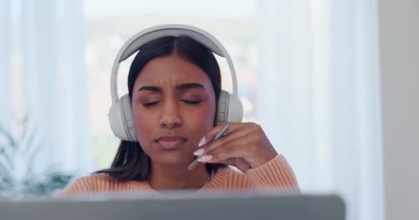 Evden Kulaklıklardan Dizüstü Bilgisayarlı Bir Kadından Uzaktan Çalışma Bir Dinlenme — Stok video