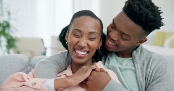 Будинок Обійми Чорна Пара Любов Щасливими Язаними Відносинами Шлюбом Любов — стокове відео