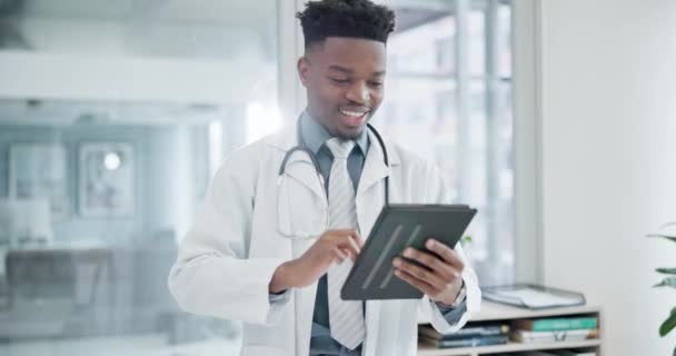 Investigación Tableta Hombre Negro Médico Hospital Para Atención Médica Innovación — Vídeo de stock
