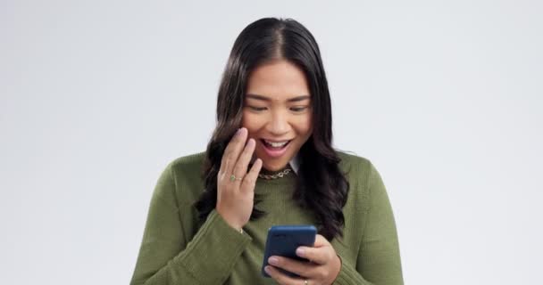 Mutlu Asyalı Kadın Telefon Kazanma Kutlaması Iyi Haber Gri Stüdyo — Stok video