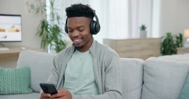 Vrolijke Zwarte Man Smartphone Koptelefoon Bank Voor Streaming Geluid Radio — Stockvideo