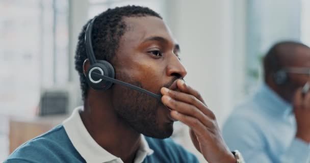 Alvás Ügyfélszolgálat Fáradt Fekete Férfi Call Center Túlterhelt Tanácsadás Segítség — Stock videók