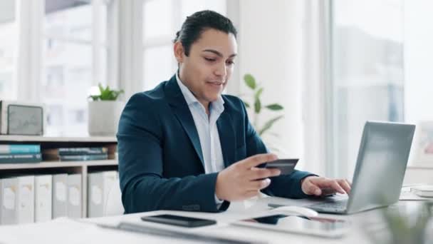 Forretningsmand Succes Eller Kreditkort Laptop Til Vinde Finansielle Salg Opsparingsaftale – Stock-video