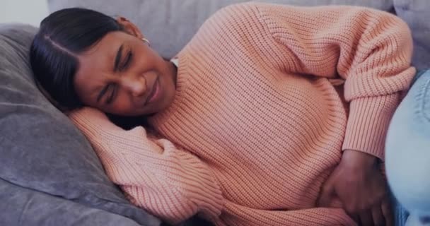 Vrouw Ziek Menstruatiepijn Thuisbank Met Endometriose Colon Crisis Ibs Constipatie — Stockvideo