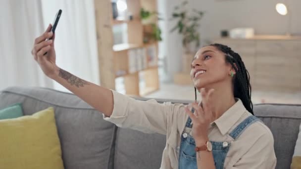 Selfie Fredstegn Kyss Kvinne Hjemmet Stue Sofa Sosiale Medier Ansikt – stockvideo