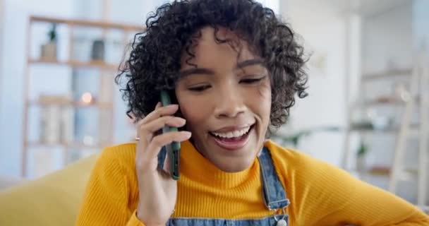 Inicio Llamada Telefónica Mujer Sofá Conversación Conexión Con Red Divertido — Vídeo de stock