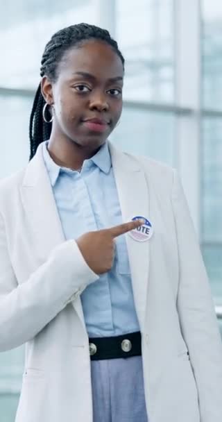 Voto Armas Cruzadas Uma Mulher Africana Apontando Para Distintivo Apoio — Vídeo de Stock