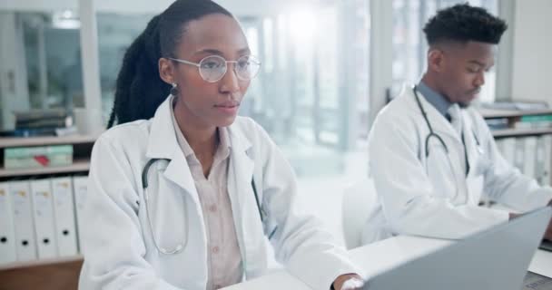 黑人和笔记本电脑在医院 连接和网络与服务 远程保健和网站信息 医疗专业人员或有个人计算机 搜索互联网或分析的工作人员 — 图库视频影像