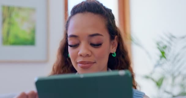 Mídia Social Engraçado Mulher Com Tablet Sorriso Conexão Com Notificação — Vídeo de Stock