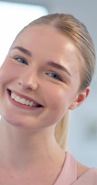 Portret Uśmiech Twarz Młodej Kobiety Czystej Skórze Szczęściu Pozytywnym Nastawieniu — Wideo stockowe