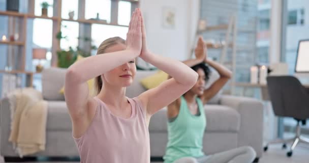 Yoga Meditatie Vrouwen Samen Thuis Fitness Mindfulness Training Woonkamer Evenwicht — Stockvideo