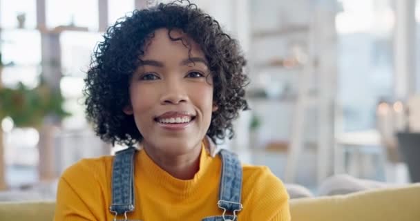 Twarz Uśmiech Relaks Kobietą Salonie Jej Domu Wyglądającą Szczęśliwą Weekend — Wideo stockowe