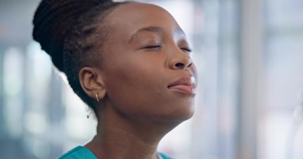 黒人女性 呼吸と瞑想 禅と穏やかで健康な病院で看護する 心の平和 精神的健康 総合的 精神的 医学的信仰 — ストック動画