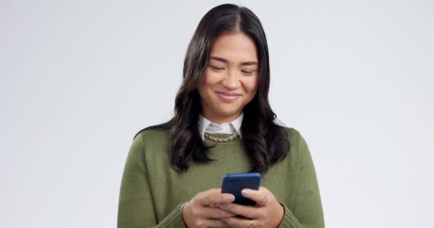 Щаслива Жінка Телефон Друк Соціальних Мереж Спілкування Мереж Студії Молода — стокове відео