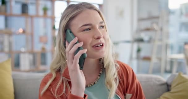 Haza Telefonhívás Kanapén Mosoly Beszélgetés Hálózattal Kapcsolat Pihenés Személy Lány — Stock videók