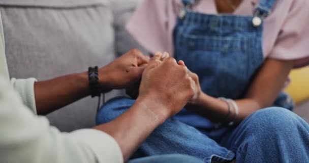 沙发和一对黑人夫妇手牵着手在房子的休息厅里寻求爱 支持和联系 对坐在沙发上的女人的信任 和关心 浪漫和友善的非洲男人 — 图库视频影像