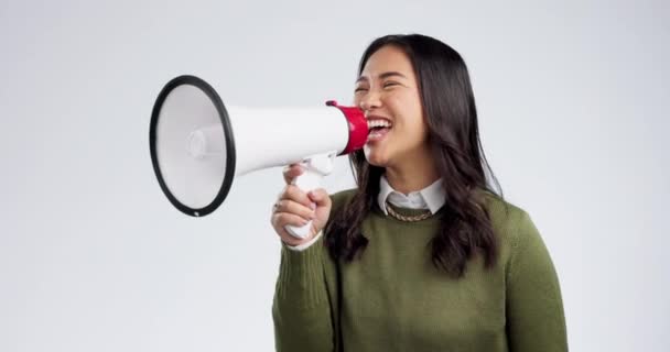 快乐的亚洲女人 扩音器和广播在促销 销售或通知灰色工作室背景 在动机 交流或警觉方面对大声说话的女性感到兴奋 — 图库视频影像