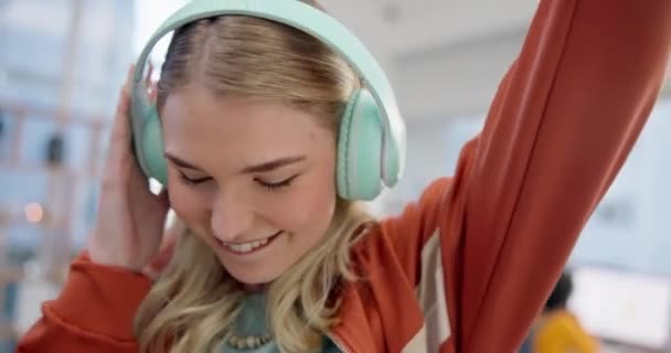 Musik Streaming Dans Med Kvinde Sofaen Slappe Glad Energi Frihed – Stock-video