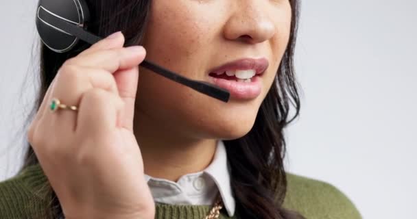 呼叫中心 为客户服务 技术支持和对话提供咨询 并与工作室中的女性进行沟通 与我们联系 与有白人背景的人一起销售 — 图库视频影像