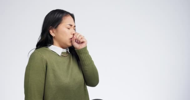 ウイルス 健康問題を抱える女性 ホワイトスタジオの背景 日本人 女の子 または彼女の口 細菌または感染症 肺炎または胸の火傷をカバーするモデル — ストック動画