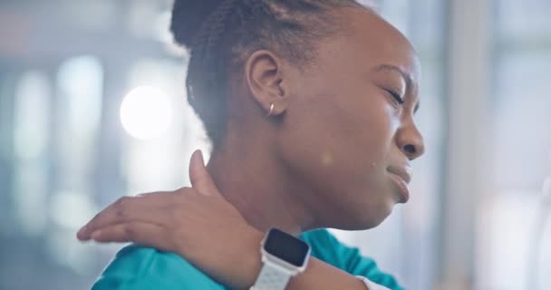 Schwarze Frau Krankenschwester Und Nackenschmerzen Stress Und Verletzungen Mit Fibromyalgie — Stockvideo