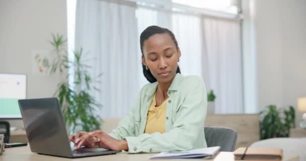 从家里远程工作 带着笔记本电脑的黑人妇女 与一个项目的连接和博客 有Pc的自由撰稿人或员工 有思想和数字计划的文章和研究 — 图库视频影像