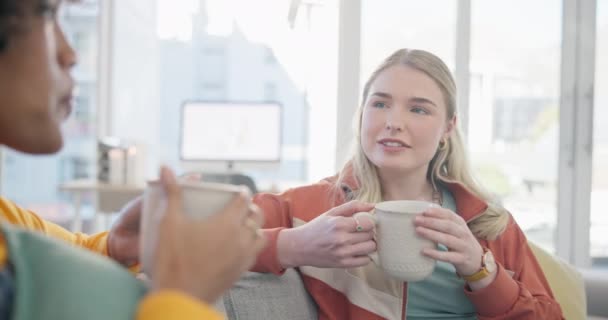 Kahvi Ystävät Naiset Keskustelevat Kotona Sohvalla Ystävystyvät Tai Pitävät Hauskaa — kuvapankkivideo