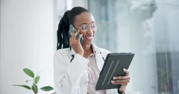 Médico Mulher Sorriso Com Tablet Telefonema Consultoria Para Serviços Telessaúde — Vídeo de Stock