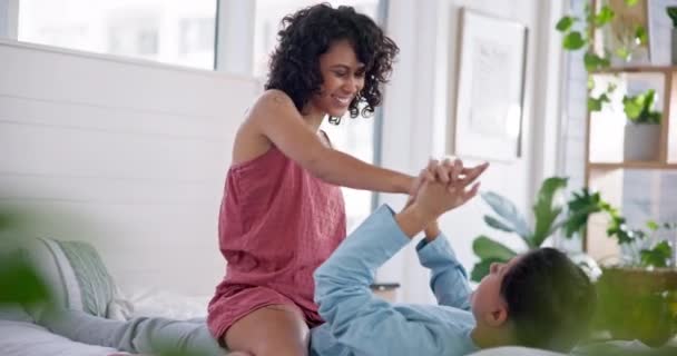 ベッド 楽しさとカップルは 愛と一緒に家で踊り 遊ぶことから笑顔で一緒に世話します 面白い 若い人々 ベッドルーム ハッピー ハッピー — ストック動画