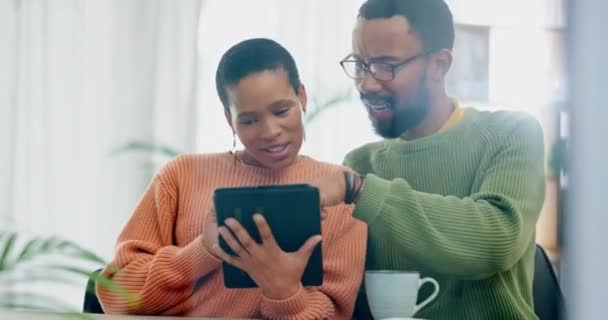 Άντρας Γυναίκα Και Tablet Στο Σπίτι Για Online Αγορές Streaming — Αρχείο Βίντεο