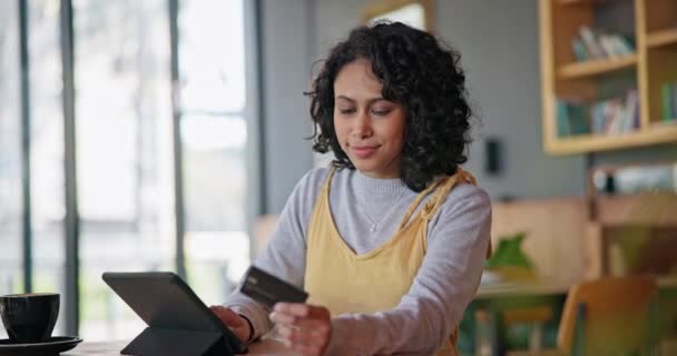 Tableta Tarjeta Crédito Mujer Restaurante Compras Online Pago Cafetería Tecnología — Vídeo de stock