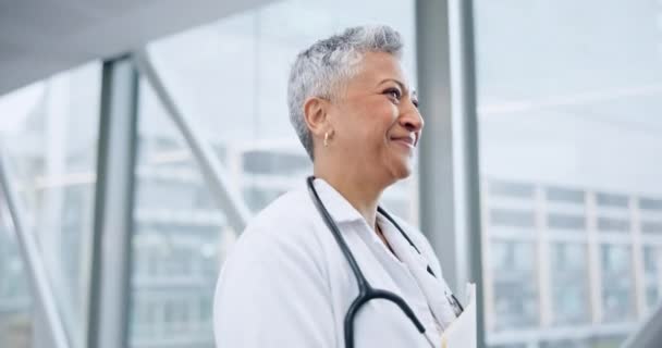 Περπάτημα Γιατρός Και Ηλικιωμένη Γυναίκα Υγειονομική Περίθαλψη Νοσοκομείο Και Ευτυχία — Αρχείο Βίντεο