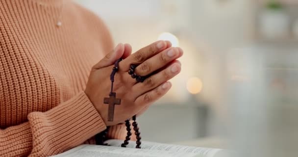 祷告的手 念珠和女人与圣经在家里崇拜 希望或信任耶稣 求你用圣书 十字架 或懊悔的祷告 或精神上的感谢你 — 图库视频影像