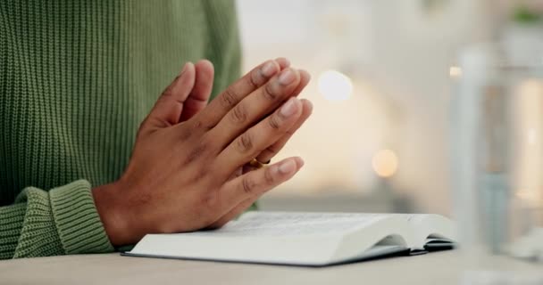 Молясь Руки Женщина Библией Своем Доме Поклонения Надежды Доверия Иисусу — стоковое видео