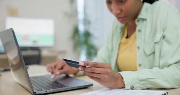Mujer Negra Manos Portátil Tarjeta Crédito Compras Línea Escribiendo Información — Vídeo de stock