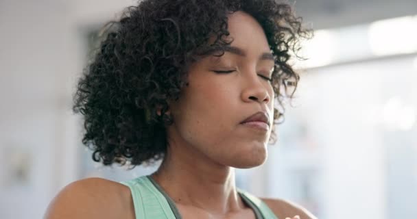 フィットネス スピリチュアルな健康のために女性の顔で呼吸 バランス マインドフルネス ウェルネス ホリスティック エネルギートレーニングのためのスタジオでリラックス — ストック動画
