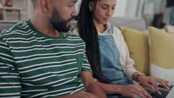 Laptop Tablet Casal Planejando Orçamento Juntos Casa Pesquisa Line Falando — Vídeo de Stock