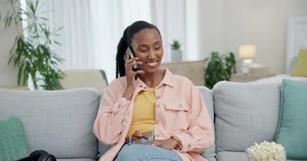 会話やリラックスのために家のリビングルームのソファーに電話 黒人の女性 モバイル コンタクト 幸せな若者が週末に彼女の近代的なアパートでチャット — ストック動画
