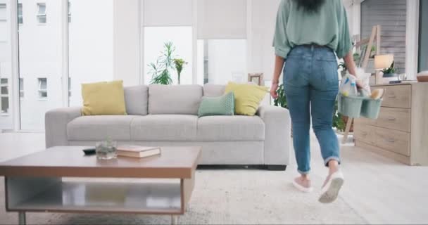 Limpeza Casa Mulher Relaxar Sofá Após Trabalho Doméstico Para Higiene — Vídeo de Stock