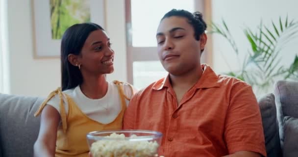 Paar Popcorn Films Kijken Nieuws Kabelprogramma Voor Media Die Thuis — Stockvideo