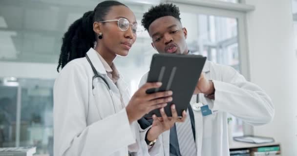 平板电脑和黑人在医院或诊所进行网络研究和规划 与医疗保健项目的团队合作 协作和制药技术 并参与工作讨论 — 图库视频影像