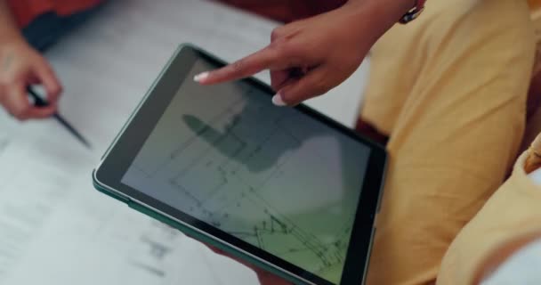 Renovação Projeto Casal Com Tablet Planejamento Conversa Com Construção Conversa — Vídeo de Stock