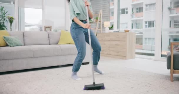 腿和女人跳舞 清扫和清扫家中客厅的灰尘 收音机 扫帚和听音频 声音的人 以及用手做家务活 做家务活或做卫生的人 — 图库视频影像