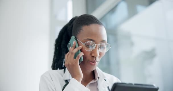 妇女和电话 平板电脑或医院通信 医疗保健服务和联系方式 从事流动聊天 远程保健或数字支助的专业医务工作者或非洲人 — 图库视频影像