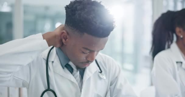 Siyahi Adam Doktor Boyun Ağrısı Fibromiyalji Ile Stres Yaralanma Hastanede — Stok video