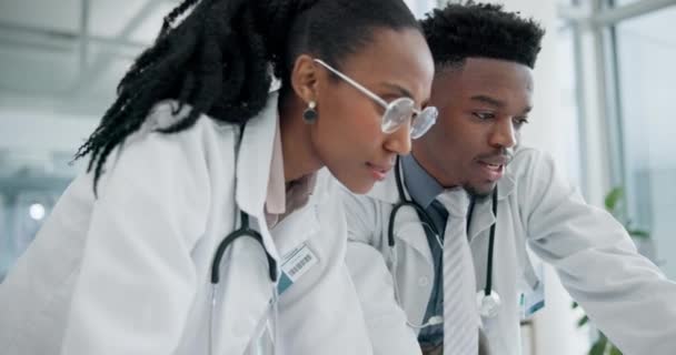 Doktorlar Sohbet Tıbbi Klinikte Araştırma Planlama Yapan Siyahi Insanlar Takım — Stok video