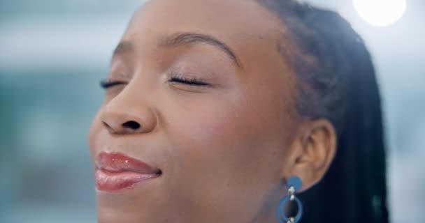 Siyahi Kadın Yüzü Nefesi Rahat Stres Yönetimi Yerinde Kendini Kontrol — Stok video
